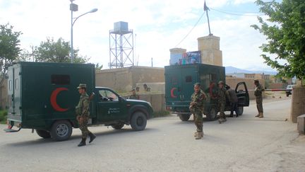 Des ambulances transportent des blessés après l'assaut des talibans dans une base militaire en Afghanistan, le 22 avril 2017. (SAYED KHODABERDI SADAT / ANADOLU AGENCY)