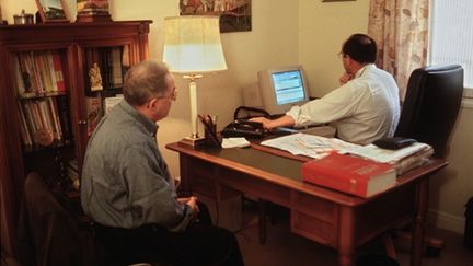 Consultation chez un généraliste de Vitry-Sur-Seine, où la gestion des dossiers est informatisée. (AFP/MARC LE CHELARD)