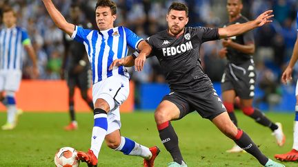 Martin Zubimendi (Real Sociedad) face à Kevin Volland (AS Monaco), le 30 septembre 2021 à Anoeta. (ANDER GILLENEA / AFP)