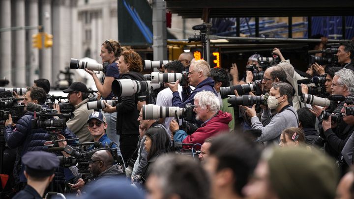 Des photographes devant le tribunal de Manhattan où Donald Trump est présent dans le cadre de son inculpation, le 4 avril 2023 à New York (Etats-Unis). (DREW ANGERER / GETTY IMAGES NORTH AMERICA)