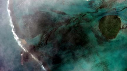 Image satellite datée du 6 août 2020 de la marée noire qui menace l'Ile Maurice après qu'un bateau chargé d'hydocrabures s'est échoué le 27 juillet sur un récif. (HANDOUT / SATELLITE IMAGE ?2020 MAXAR TECH)