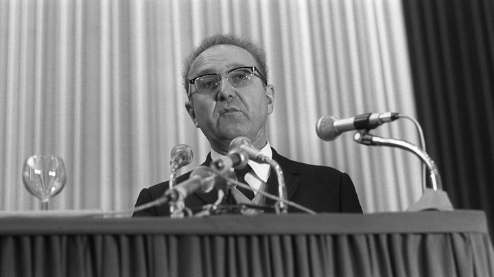 Roger Garaudy&nbsp;intervient &agrave; la tribune du 19e congr&egrave;s du Parti communiste fran&ccedil;ais, le 6 janvier 1970 &agrave; Nanterre, pour d&eacute;fendre ses positions critiques contre la direction du parti et la politique de l'URSS. (STF / AFP)