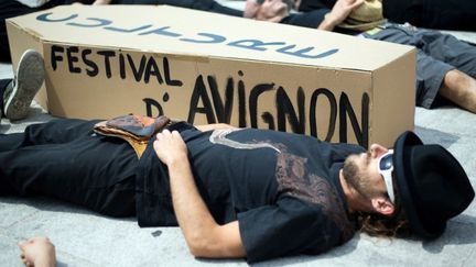 Des intermittents du spectacle manifestent &agrave; Marseille (Bouches-du-Rh&ocirc;ne), le 18 juin 2014. (BERTRAND LANGLOIS / AFP)