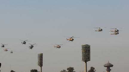 Des h&eacute;icopt&egrave;res irakiens dans le ciel de Bagdad, le 6 janvier 2012, lors d'une parade. (ALI AL-SAADI / AFP)