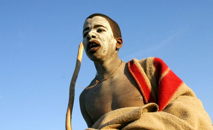 Un Jeune Sud-Africain participe aux rites de circoncision dans la région du Cap, le 10 juillet 2006. (Photo Reuters/Siphiwe Sibeko)