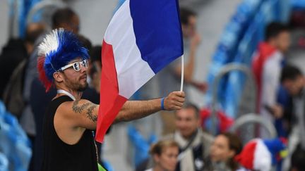 Un supporter français lors de la demi-finale France-Belgique à Saint-Petersbourg, le 10 juillet 2018. (FRANCOIS XAVIER MARIT / AFP)