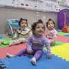 Najwa, Nedjma et Nour jouent dans une salle du service de néonatologie de l’hôpital Al-Makassad de Jérusalem-est. (THIBAULT LEFEVRE / RADIO FRANCE)