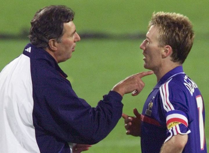 Le sélectionneur Roger Lemerre et son capitaine Didier Deschamps après la finale de l'Euro 2000 à Rotterdam(Pays-Bas), le 2 juillet 2000. (OLIVIER MORIN / AFP)