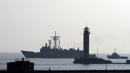 La fr&eacute;gate am&eacute;ricaine "USS Taylor", en juillet 2010, dans le port ukrainien d'Odessa. (© STRINGER RUSSIA / REUTERS / X01235)