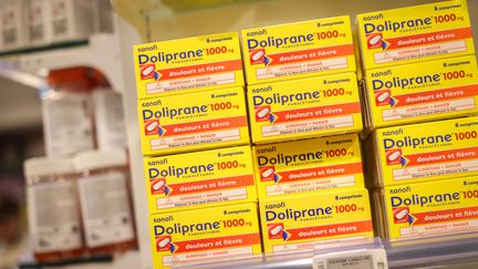 Des boites de Doliprane dans une pharmacie. (LUC NOBOUT / MAXPPP)