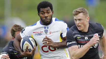 Noa Seru Nakaitaci entre deux joueurs des Saracens (IAN KINGTON / AFP)