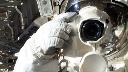 L'astronaute am&eacute;ricain Chris Cassidy prend une photo lors d'une sortie dans l'espace autour de la station spatiale internationale, le 16 juillet 2013. (NASA)