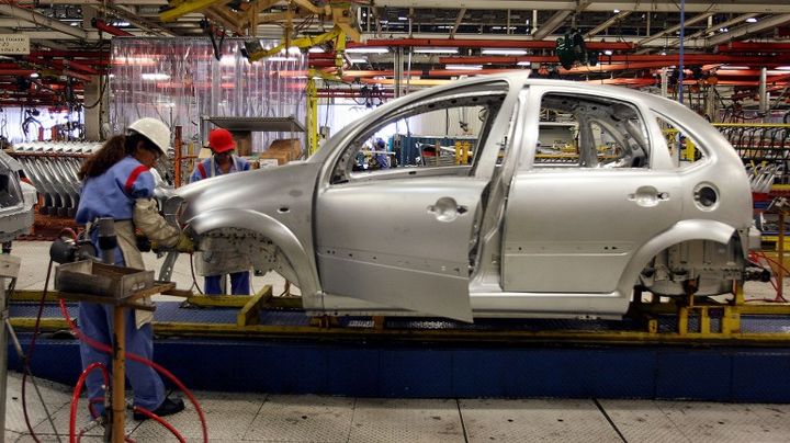 Cha&icirc;ne de montage &agrave; l'usine de PSA&nbsp;Peugeot Citro&euml;n &agrave; Porto Real (Br&eacute;sil), sur laquelle le groupe veut s'appuyer pour se d&eacute;velopper sur le march&eacute; br&eacute;silien. (ANTONIO SCORZA / AFP)