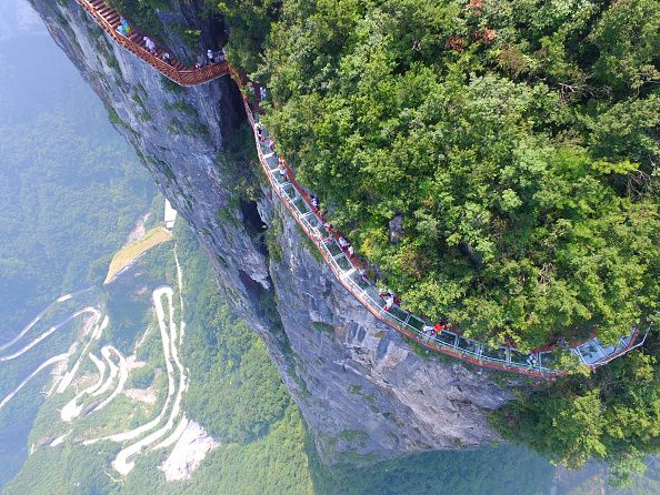 Le sentier est long de 100 mètres et surplombe un canyon. (VCG / VISUAL CHINA GROUP / AFP)