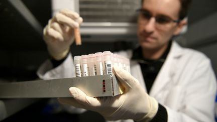 Le laboratoire de Châtenay-Malabry (Hauts-de-Seine) s'est rendu compte que des échantillons étaient contaminés&nbsp; jusqu'à 200 fois supérieure à un contrôle positif classique. (Photo d'illustration) (FRANCK FIFE / AFP)