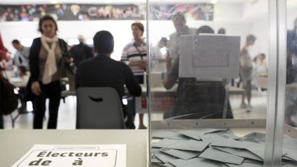 En France, neuf r&eacute;f&eacute;rendums ont &eacute;t&eacute; soumis &agrave; la population sous la Ve R&eacute;publique. (ANNE-CHRISTINE POUJOULAT / AFP)