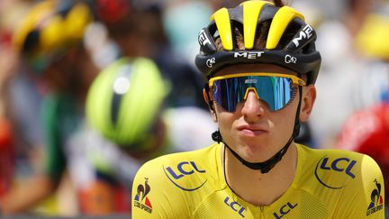 Le maillot jaune Tadej Pogacar (UAE-Team Emirates) sur la ligne de départ de la 14e étape du Tour de France, samedi 10 juillet, à Carcassonne. (THOMAS SAMSON / AFP)