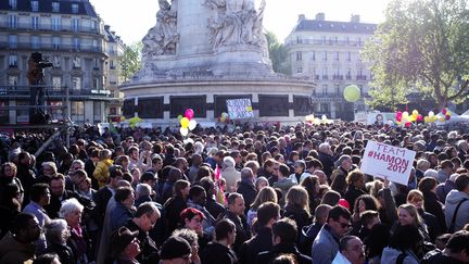 Des supporters de Hamon réunis place de la République pour le meeting du candidat du PS, le 19 avril 2017, à Paris.&nbsp; (MARTIN BUREAU / AFP)