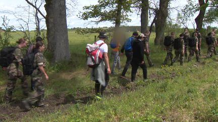 Elèves gendarmes et&nbsp;mineurs délinquants marchent ensemble pour briser les préjugés. (CAPTURE D'ÉCRAN FRANCE 3)