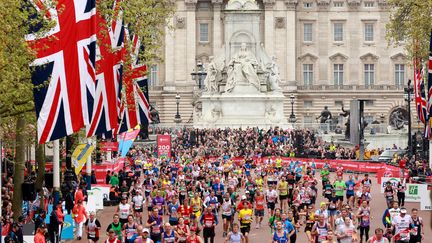 Des coureurs participent au marathon de Londres (Royaume-Uni), le 26 avril 2015. (SEAN DEMPSEY / AFP)