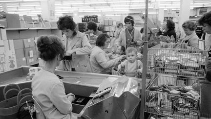 Caissière et clients dans un supermarché Prisunic en septembre 1974 à Paris. (GAMMA-RAPHO VIA GETTY IMAGES)