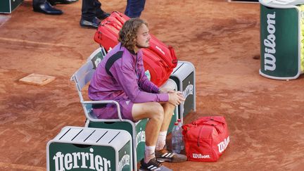 Stefanos Tsitsipas sur sa chaise après sa défaite en finale de Roland-Garros contre Novak Djokovic, dimanche 13 juin. (NICOL KNIGHTMAN / NICOL KNIGHTMAN)