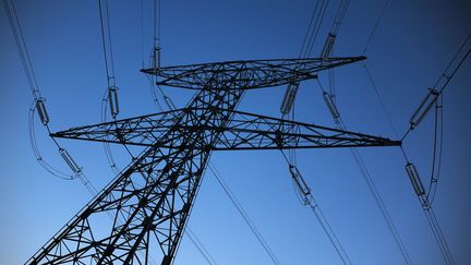 Une ligne électrique à haute tension dans la région de Strasbourg (Bas-Rhin). (FREDERICK FLORIN / AFP)