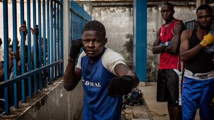 des centaines de garçons et de jeunes hommes sont venus soutenir leurs champions malgré un soleil écrasant. Encouragements, rires et applaudissements résonnent autour du ring, une ambiance peu habituelle pour la ville. A quelques mètres du match, les Casques bleus de la Minusca à l’intérieur de leurs blindés, surveillent les rues de la ville. (MARCO LONGARI / AFP)