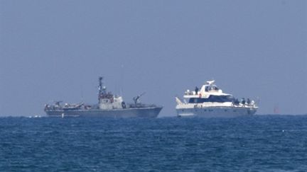 Un bateau de la flottille détourné de sa route par un vaisseau israélien (AFP/Jack Guez)