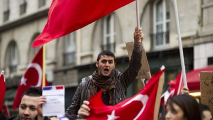 Des manifestants pro-Turquie d&eacute;filent devant l'Assembl&eacute;e nationale, &agrave; Paris, le 22 d&eacute;cembre 2011, pour protester contre la loi punissant la n&eacute;gation du g&eacute;nocide arm&eacute;nien. (FRED DUFOUR / AFP)