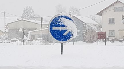 De la neige recouvre un panneau près d'une route de Franche-Comté, le 29 janvier 2019. (MAXPPP)