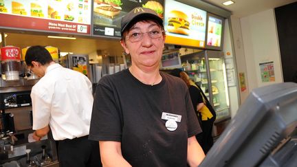 Une retraitée travaille chez Mc Donalds à Valenciennes (Nord). (MAXPPP)