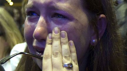 Les larmes d'une jeune supportrice de Nicolas Sarkozy &agrave; l'annoce de la d&eacute;faite du pr&eacute;sident sortant. (MICHEL EULER / AP / SIPA)