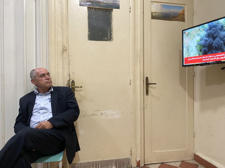 Moussa Moghnieh, docteur en gynécologie à l'hôpital gouvernemental de Tyr (Liban), regarde des images de Gaza à la télé pendant sa pause, le 11 janvier 2024. (RAPHAEL GODET / FRANCEINFO)