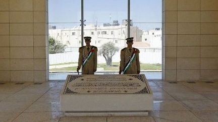 Garde d'honneur devant la tombe de Yasser Arafat, à Ramallah, en Cisjordanie. (AFP)