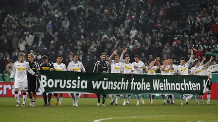 Aucun club fran&ccedil;ais n'a fait comme le Borussia M&ouml;nchengladbach, qui a souhait&eacute; un joyeux No&euml;l &agrave; ses supporters sur le terrain. Ici lors d'un match &agrave; domicile contre Schalke 04, le 21 d&eacute;cembre 2011. &nbsp; (WOLFGANG RATTAY / REUTERS)