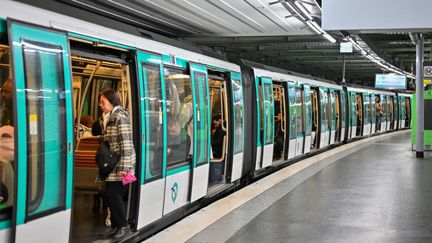 Un métro sur la ligne 2, à la station Nation, à Paris, le 16 novembre 2024. (HENRIQUE CAMPOS / HANS LUCAS / AFP)