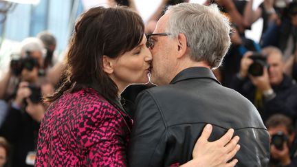 Et un deuxième baiser pour Fabrice Luchini durant le photocall de "Ma loute".
 (SIMON DECLEVES/SIPA)