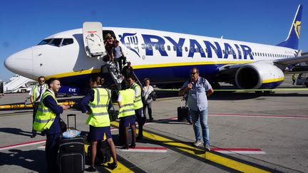 Des stewards de la compagnie Ryanair sur le tarmac de l'aéroport de Bruxelles (Belgique), le 27 septembre 2018. (EMMANUEL DUNAND / AFP)