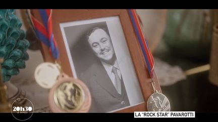 Grâce à sa voix unique et sa passion pour les records, Luciano Pavarotti a transcendé sa carrière, en devenant "le roi du contre-ut" ("20h30 le samedi" / France 2)