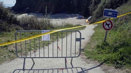 Un p&eacute;rim&egrave;tre de s&eacute;curit&eacute; a &eacute;t&eacute; install&eacute; autour de la plage des Sables rouges, sur l'&icirc;le de Groix (Morbihan), apr&egrave;s l'explosion meurtri&egrave;re.&nbsp; (MAXPPP)