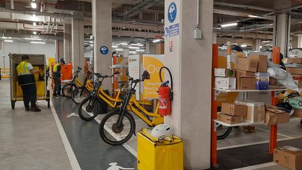 L'espace logistique urbain sous la Poste, rue du Louvre à Paris. (SOPHIE AUVIGNE / RADIO FRANCE)