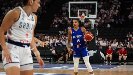La basketteuse française Gabby Williams lors du match de préparation aux Jeux olympiques entre la France et la Serbie, le 12 juillet 2024, à Decines-Charpieu. (MAXIME GRUSS / AFP)