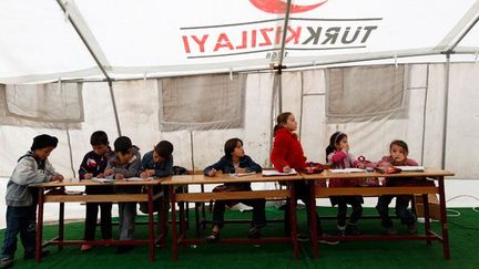 Le 8 février 2012, cours dans une classe de fortune. 

1 750 personnes vivent dans ce camp.

10.000 réfugiés syriens se répartissent dans six camps en Turquie. ( REUTERS/Murad Sezer )