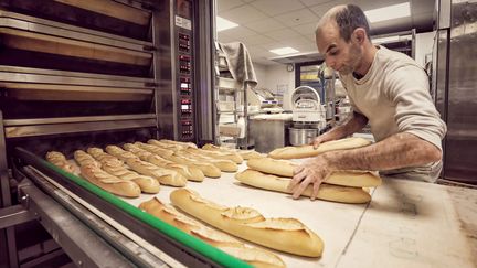 Un boulanger prépare une fournée de baguettes, le 3 janvier 2023 à Nice (Alpes-Maritimes). (MAXPPP)