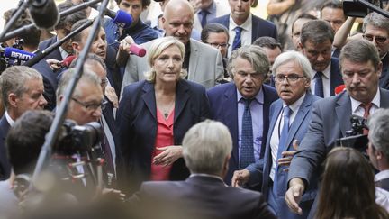 Marine Le Pen arrive à l'Assemblée nationale en compagnie des élus soutenus par le FN, mercredi 21 juin 2017. (THOMAS SAMSON / AFP)