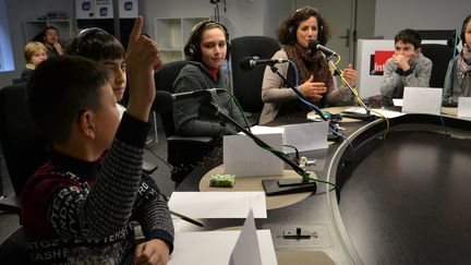 Au micro de franceinfo junior, présenté par la journaliste Céline Asselot, des collégiens ont pu poser leurs questions sur la Catalogne pendant une quinzaine de minutes. (ESTELLE FAURE / FRANCEINFO - RADIOFRANCE)