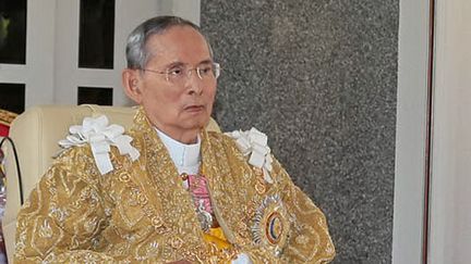 Le roi&nbsp;Bhumibol Adulyadej lors d'une cérémonie pour son 86e anniversaire à Hua Hin, en Thaïlande, le 5 décembre 2013. (THAI ROYAL BUREAU / THAI ROYAL BUREAU / AFP)