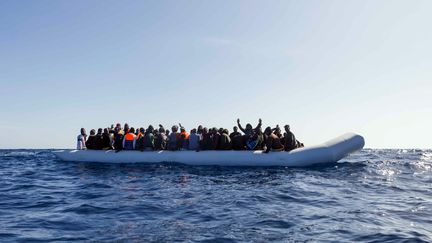 Des migrants attendent d'être secourus par des membres de l'ONG espagnole&nbsp;Maydayterraneo, au large de la Libye, le 9 février 2020. (PABLO GARCIA / AFP)