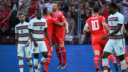 Haris Seferovic célèbre son but inscrit face au Portugal en Ligue des nations avec Silvan Widmer, le 12 juin 2022, à Genève. (FABRICE COFFRINI / AFP)